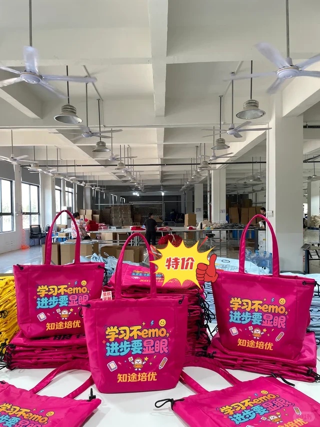 一眼抓眼球。火龙果色定制包太适合引流了