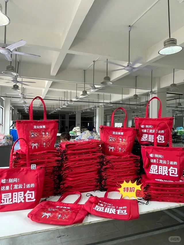 红色显眼包出圈，跆拳道馆定制托特包